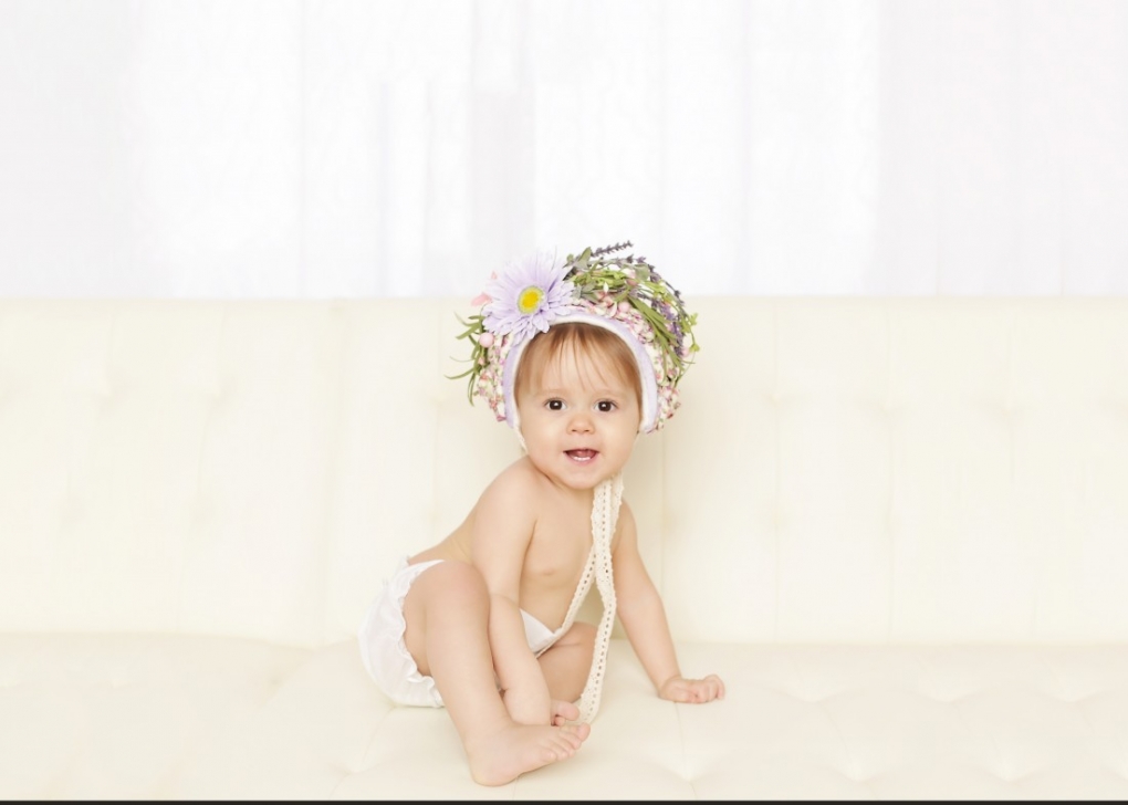 baby on a couch portrait pretty photography 2015