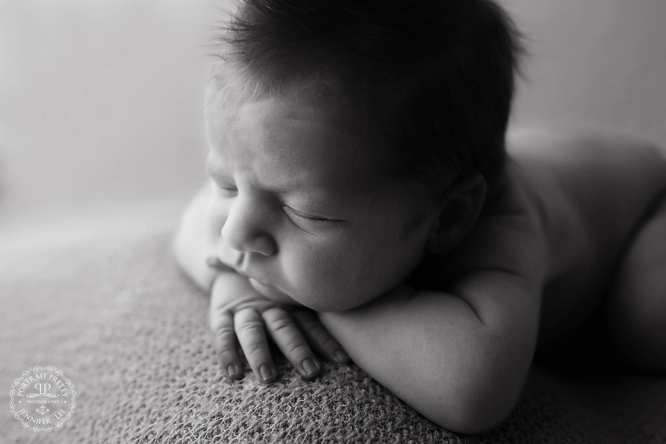 black-and-white-newborn-photographers-in-buffalo